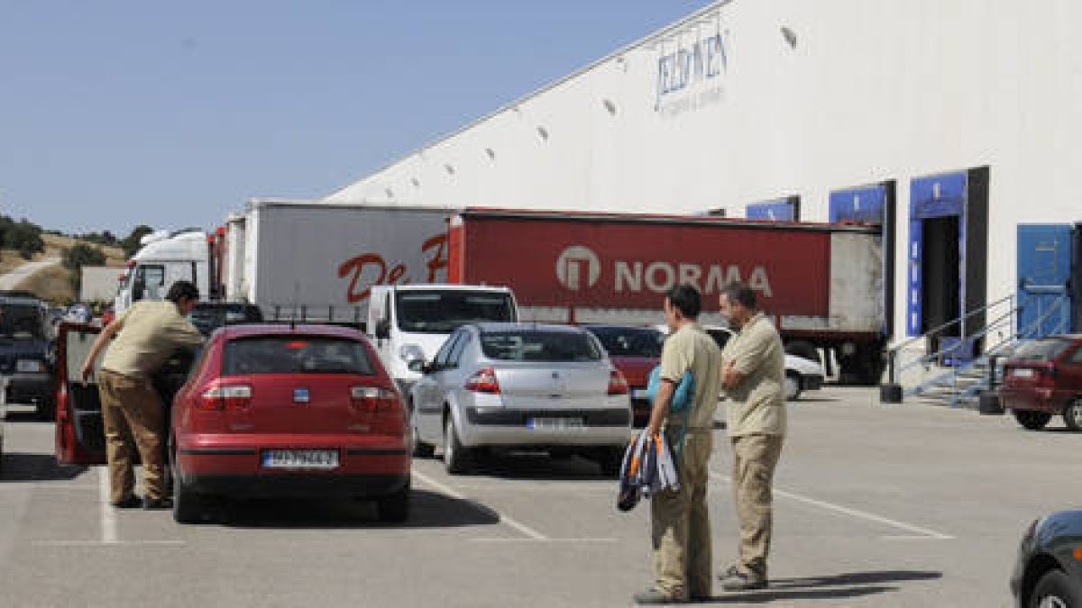 Empleados de la fábrica de Norma a la entrada de la planta para cumplir su turno de trabajo. / VALENTÍN GUISANDE -