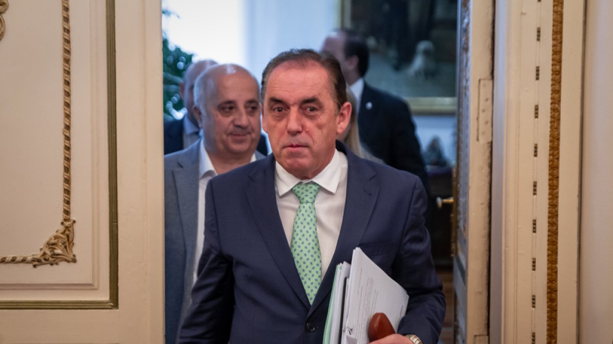 El presidente de la Diputación de Soria, Benito Serrano, a la entrada en el pleno. GONZALO MONTESEGURO