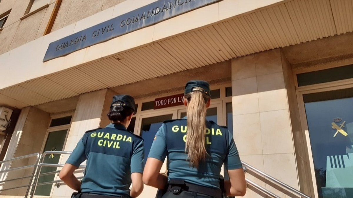Dos agentes de la Guardia Civil ante la Comandancia de Soria. HDS