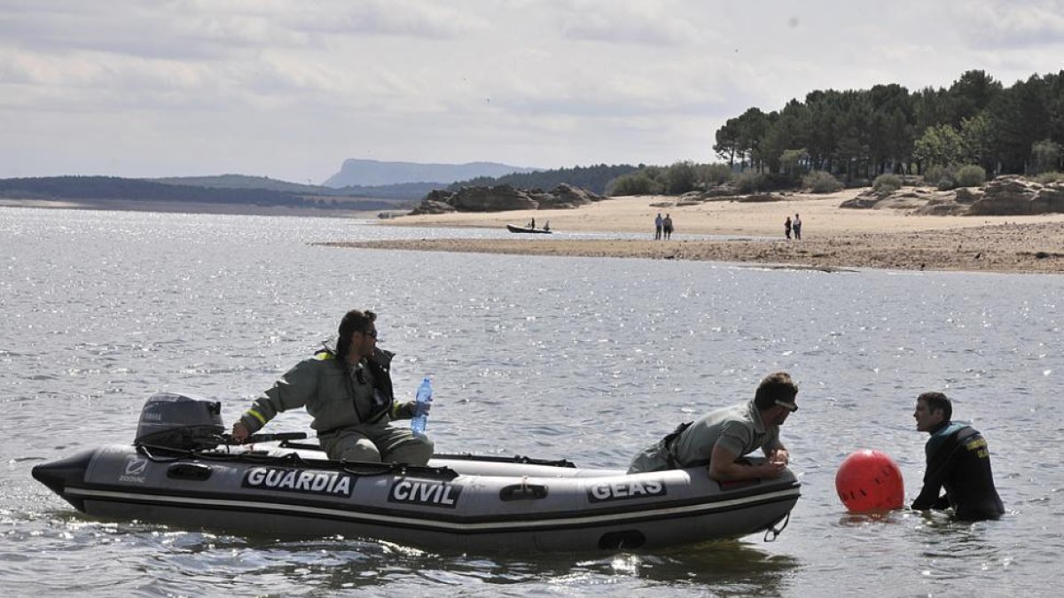 Buceadores del Geas de Valladolid, ayer, en la búsqueda del cuerpo del joven E.J. en el embalse.-VALENTÍN GUISANDE