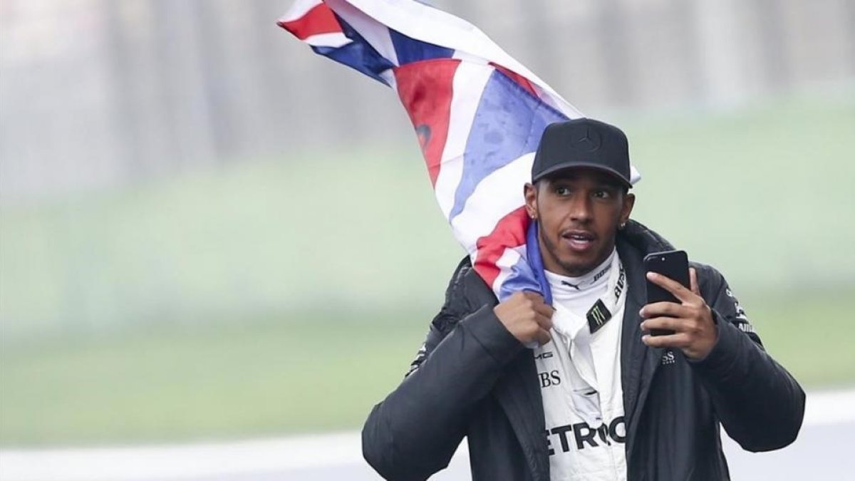 El piloto británico Lewis Hamilton, en el circuito de Shanghái.-EFE