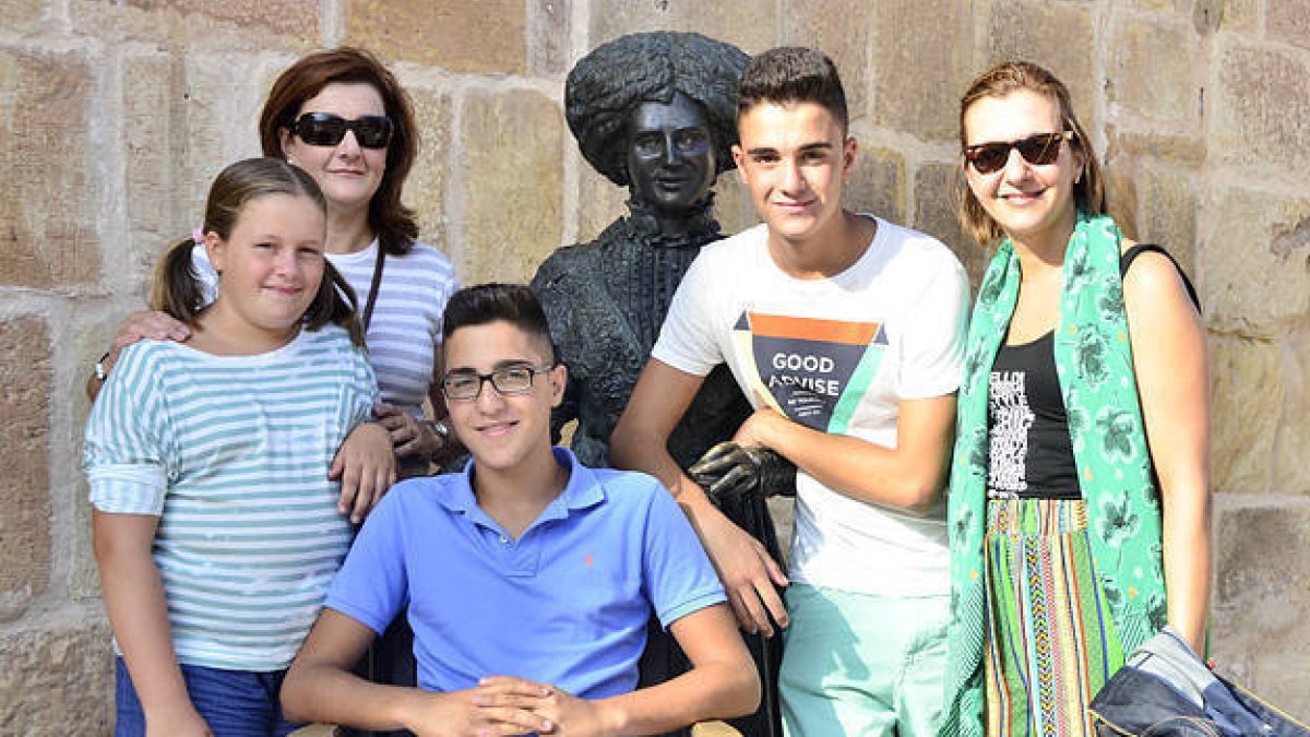 Isabel y Rosa Morales junto a sus hijos. / A. M. -