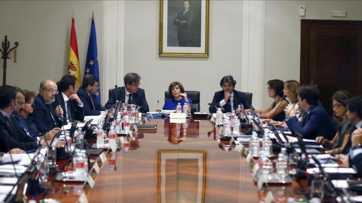 La vicepresidenta del Gobierno preside la reunión de subsecretarios de Estado en la Moncloa, este miércoles.-EFE