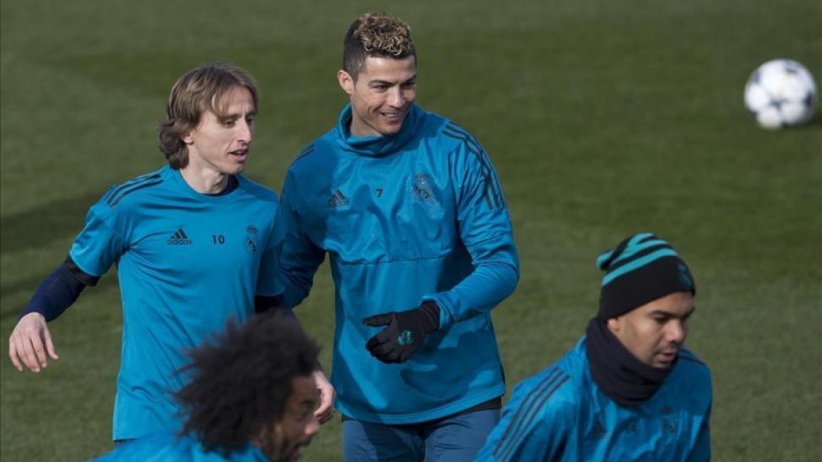 Marcelo, Modric, Ronaldo y Casemiro, durante el entrenamiento de este martes en la ciudad deportiva blanca.-AP