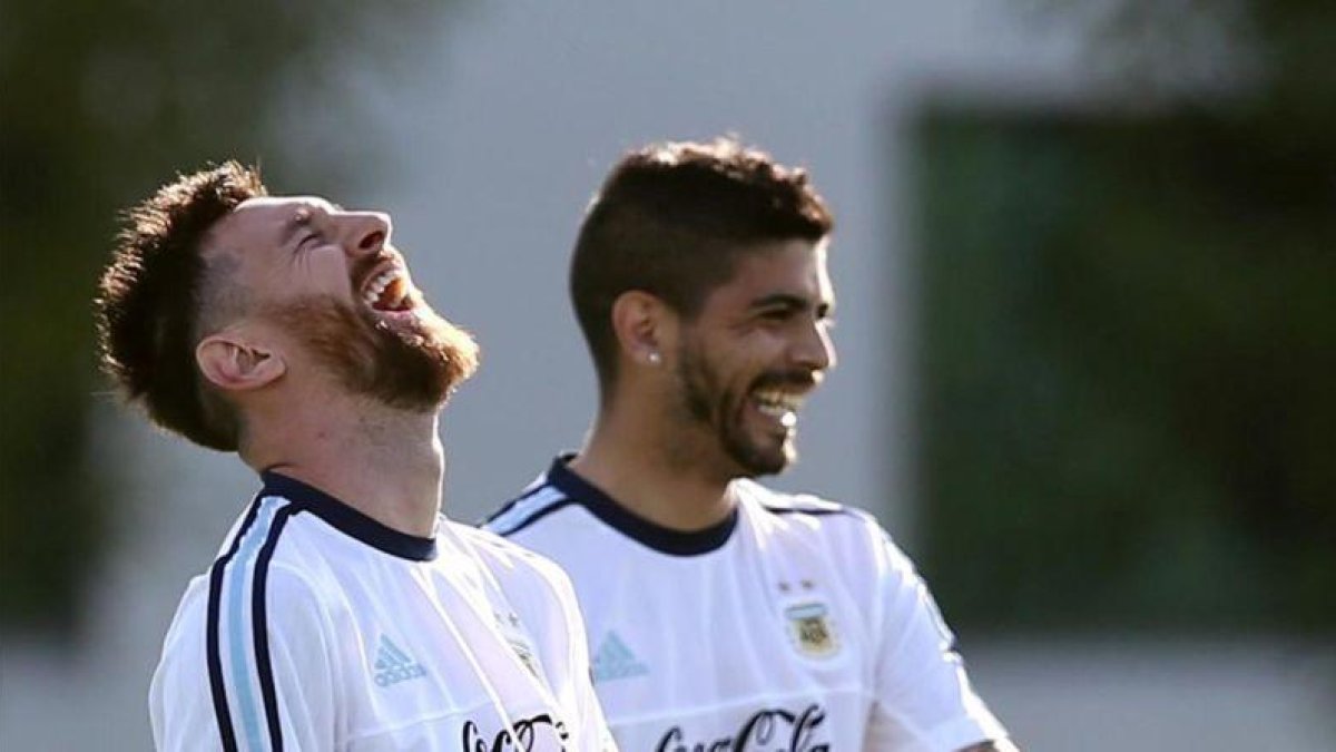 Messi sonríe ante Banega, su compañero de la selección argentina, en Buenos Aires.-REUTERS / MARCOS BRINDICCI