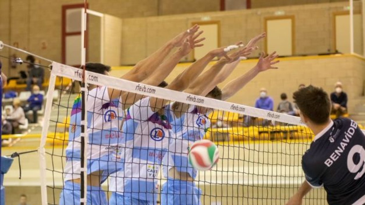 El Río Duero mantiene su imbatibilidad en Los Pajaritos a pesar de no jugar uno de sus mejores partidos esta temporada. GONZALO MONTESEGURO
