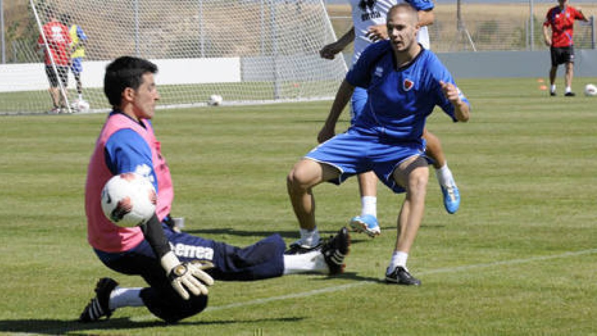 Ripa en un lance del entrenamiento con el meta Navarro. / V. Guisande-