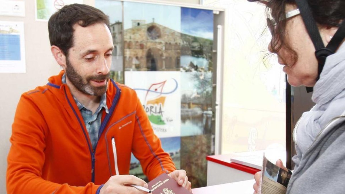 La oficina de turismo comenzó a repartir los pasaportes a Tierras Altas-M.T.
