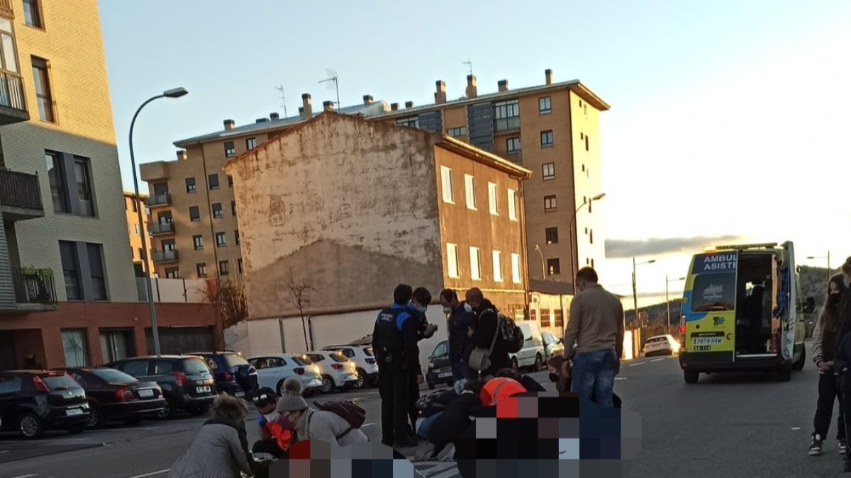 Testigos y personal sanitario atienden a los heridos en el lugar de los hechos. HDS