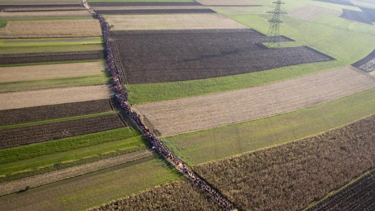 Una imagen aérea muestra una columna de refugiados procedentes de Croacia, atravesando Eslovenia, ayer.-AP / DARKO BANDIC