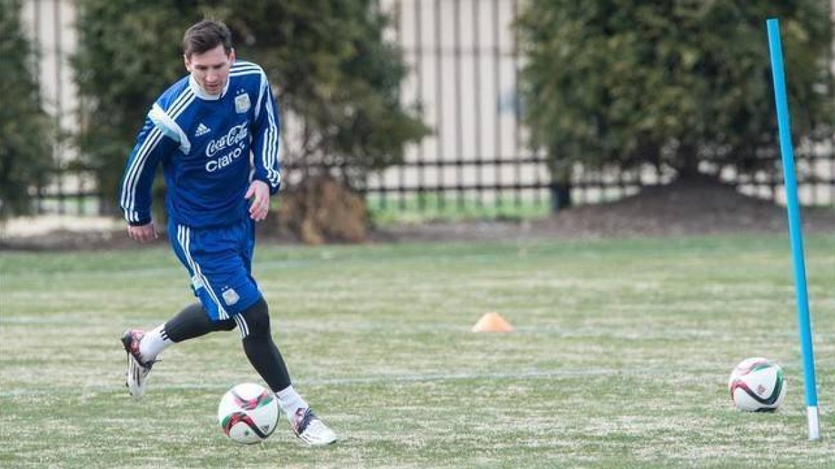 Messi corre con el balón durante un entrenamiento con la selección argentina.-Foto: AFP / NICHOLAS KAMM