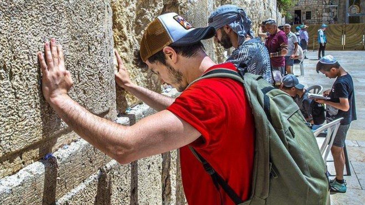 Miki, frente al Muro de las Lamentaciones, en Jerusalén.-RAÚL TEJEDOR
