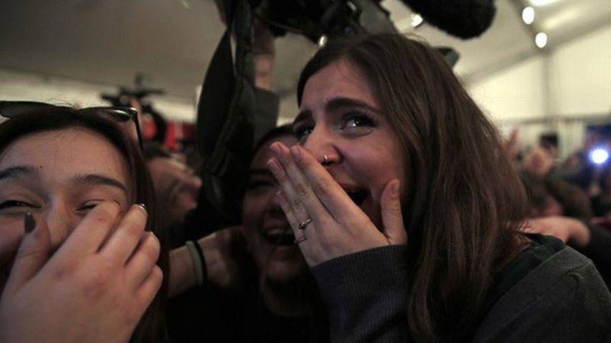 Dos simpatizantes de Syriza celebran la victoria electoral del partido de Tsipras, el domingo en Atenas.-Foto: AP / LEFTERIS PITARAKIS