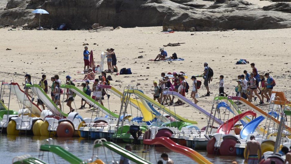 Numerosas personas en la Playa Pita en la mañana de ayer.-VALENTÍN GUISANDE