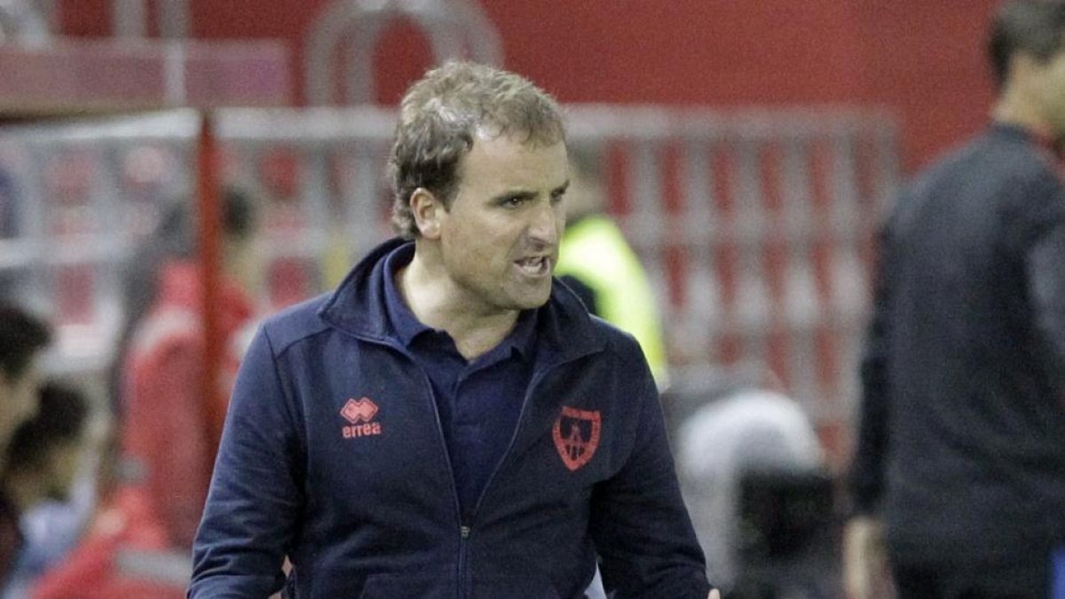 Arrasate gesticula desde la banda durante uno de los partidos del Numancia en Los Pajaritos.-LUIS ÁNGEL TEJEDOR