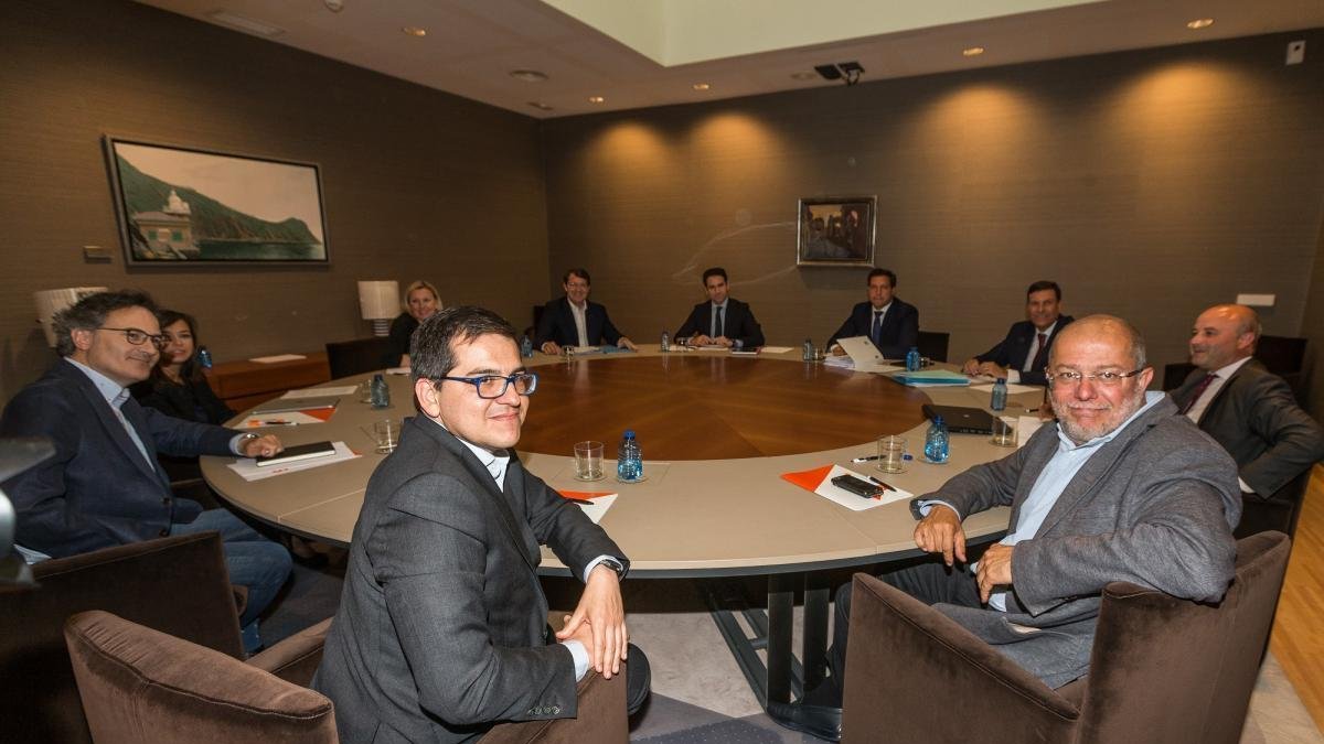 Vox se plantea entrar en la negociación de la Junta si Cs y PP piden su apoyo necesario para gobernar los ayuntamiento de Burgos y Palencia-- ICAL