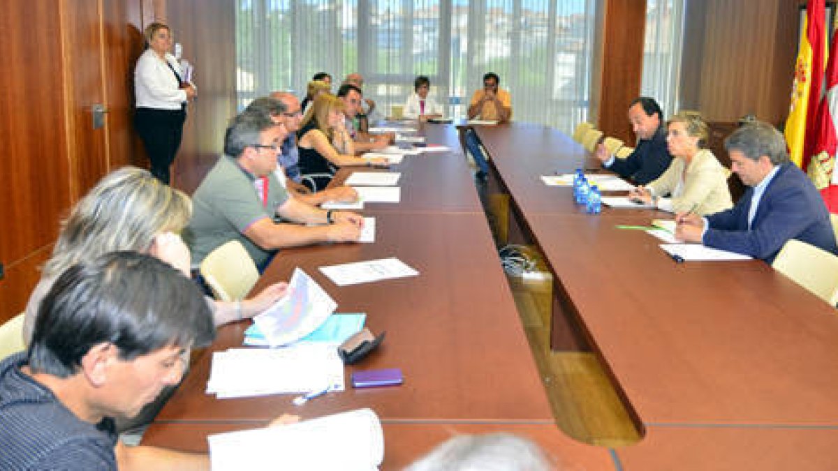 La reunión mantenida ayer entre María José Salgueiro y los alcaldes y responsables de los 16 municipios que integrarán el Área Funcional Estable de Soria. / ÁLVARO MARTÍNEZ-