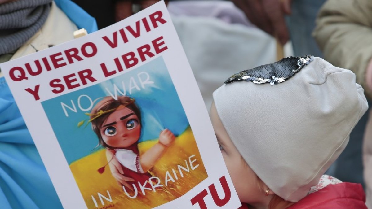 Detalle de una manifestación contra la guerra en Ucrania en Castilla y León. CAMPILLO-ICAL
