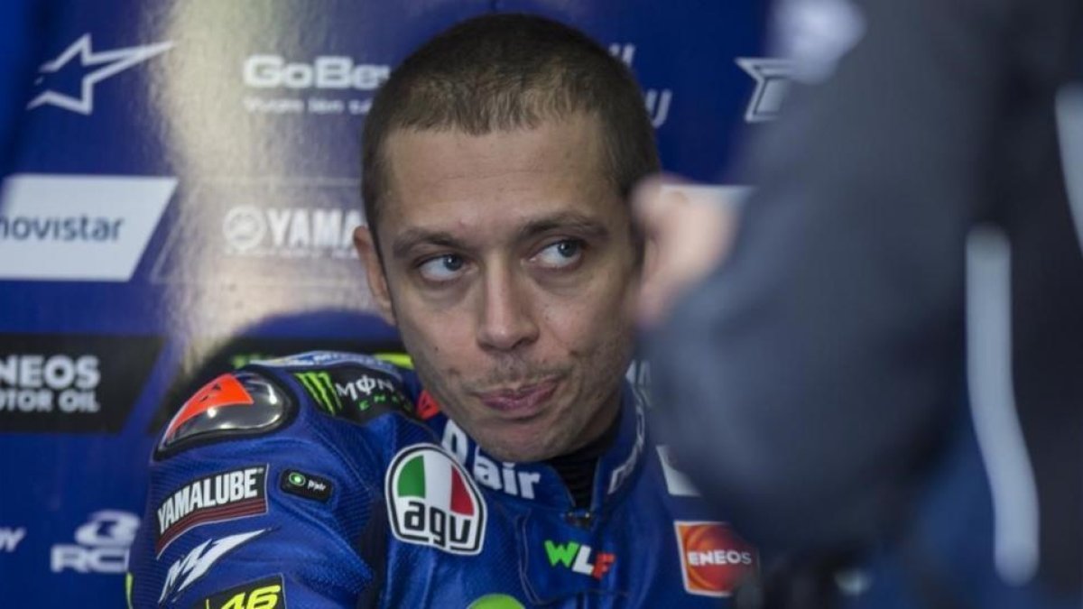 El italiano Valentino Rossi, en su box de Cheste (Valencia), durante el último gran premio de la temporada.-/ MIGUEL LORENZO
