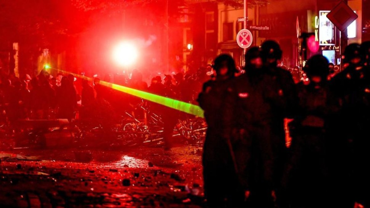 Los manifestantes usan un láser contra la policía.-EFE
