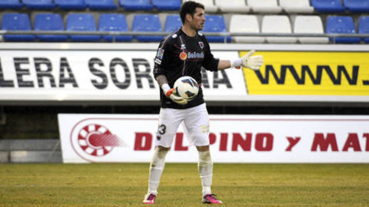 Iago Herrerín durante un entrenamiento con el Numancia. / VALENTÍN GUISANDE-