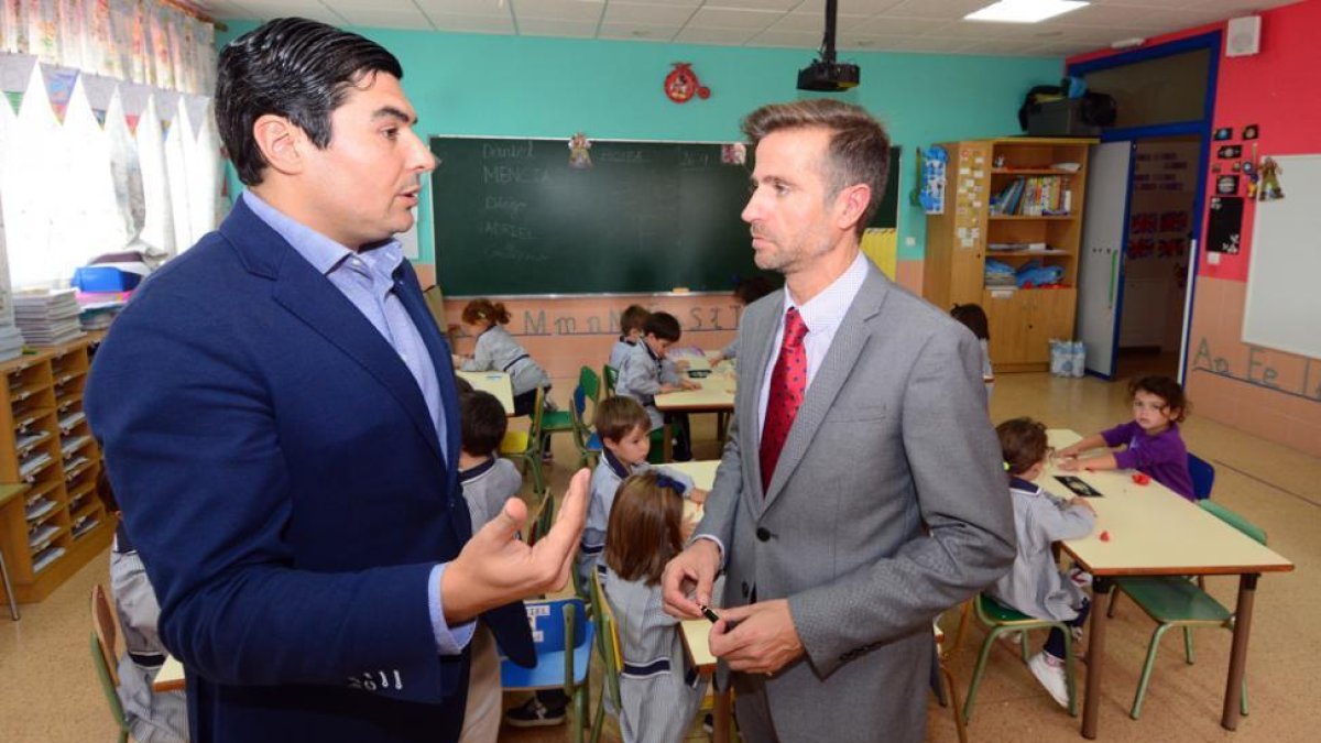 Óscar Abellón y Leandro Roldán departen en un aula de Educación Infantil.-ÁLVARO MARTÍNEZ