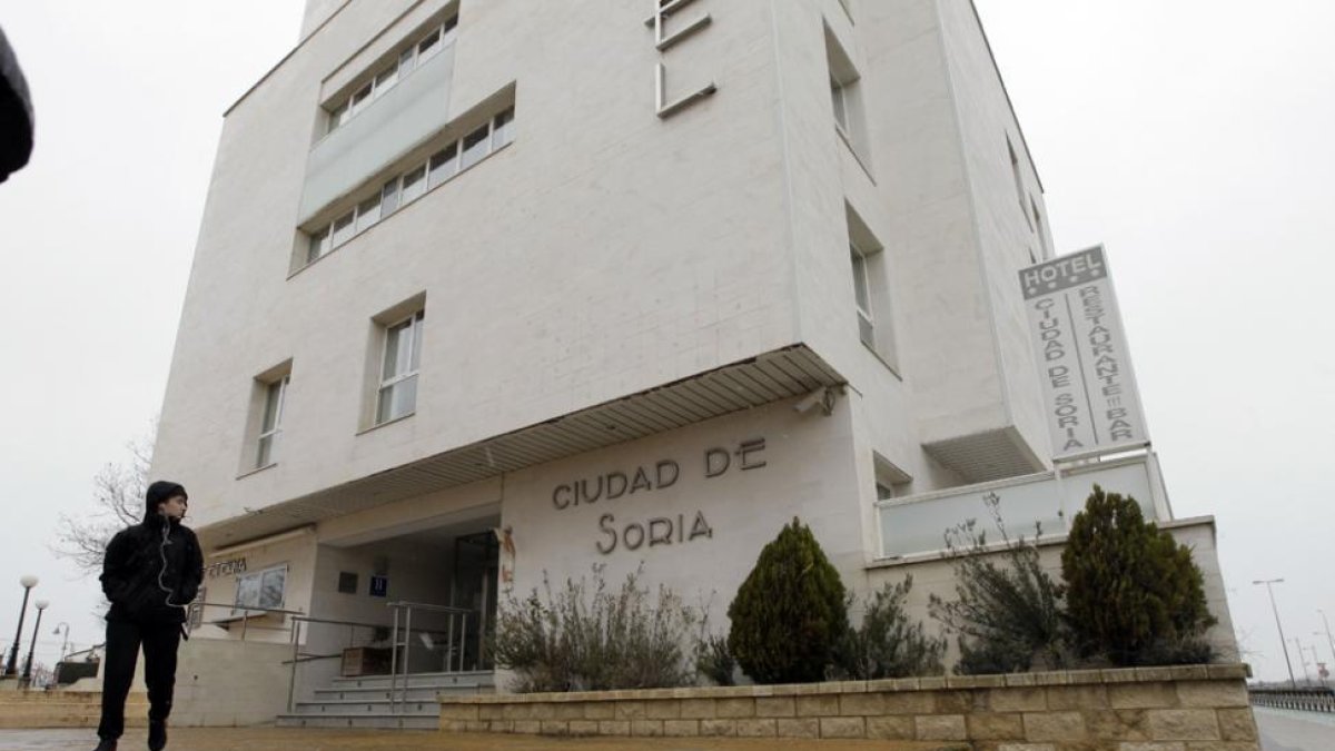 Imagen tomada ayer del hotel Ciudad de Soria que cesará mañana en su actividad.-LUIS ÁNGEL TEJEDOR