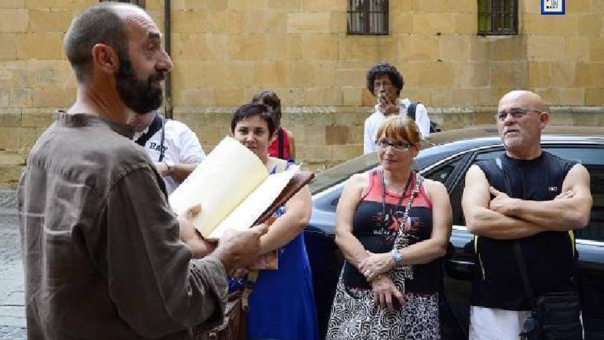El actor José Luis Martín interpreta un verso de Antonio Machado en la ruta ‘Pasos y versos’. / ÁLVARO MARTÍNEZ-