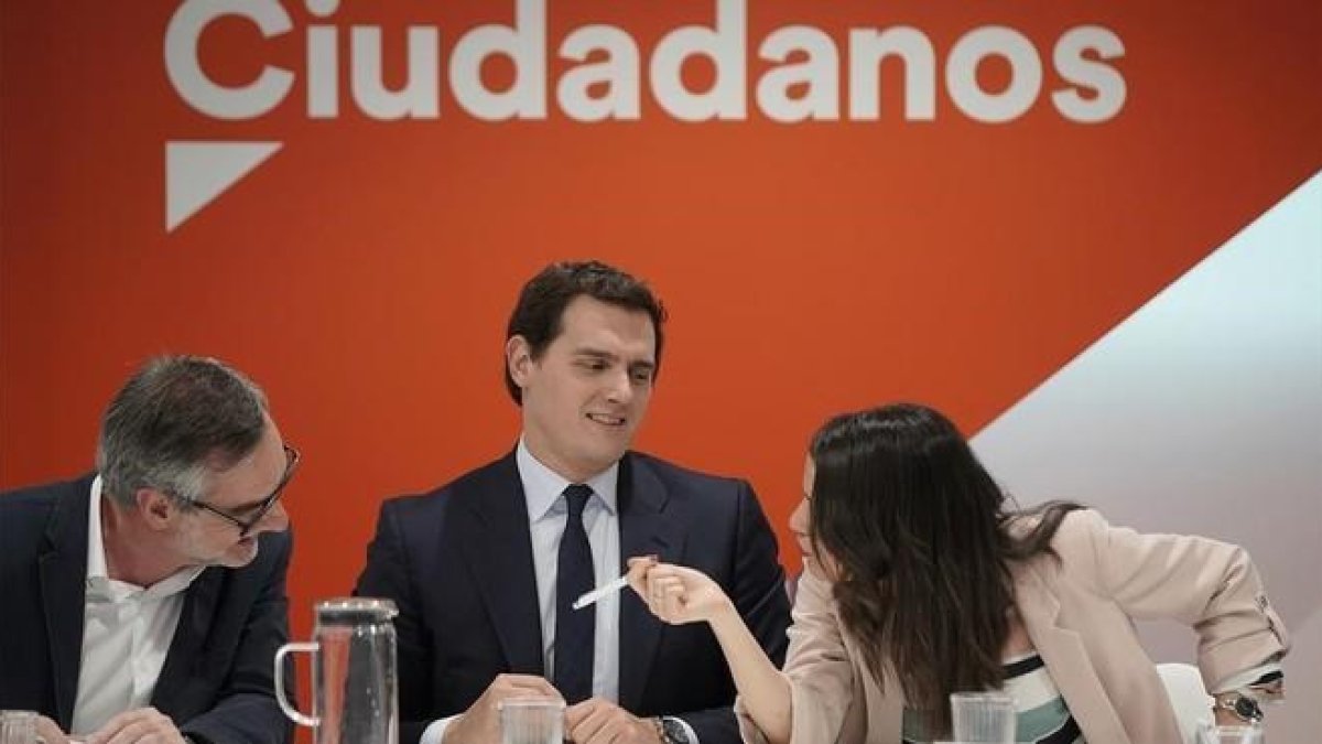 Albert Rivera, entre José Manuel Villegas e Inés Arrimadas, en una reunión de la ejecutiva.-JOSÉ LUIS ROCA