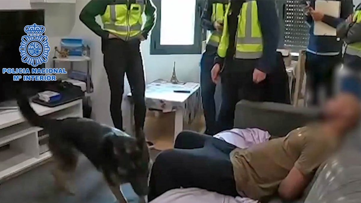 Agentes de la Policía Nacional en el arresto de uno de los detenidos.-HDS