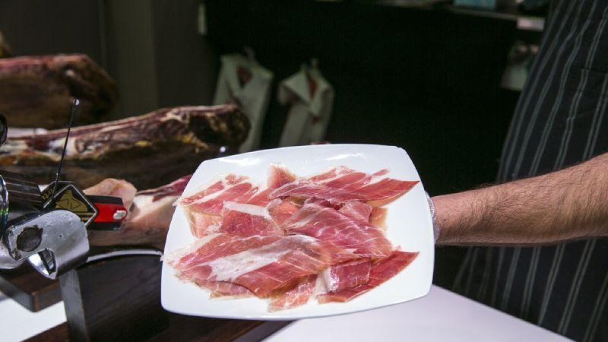 Un plato de jamón ibérico.-JOAN PUIG