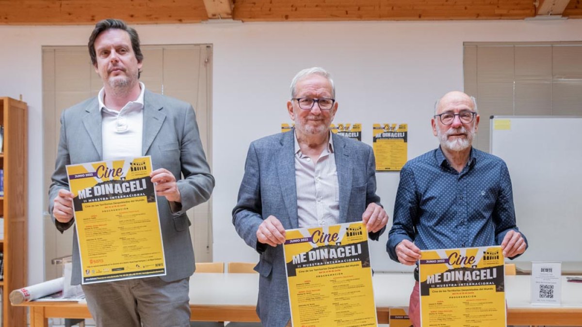 Luis Miguel Rodríguez, director de la muestra, Jesús Bárez, concejal de Cultura de Soria y Miguel Tugores, presidente de la Fundación DEARTE, en la presentación de la muestra.- GONZALO MONTESEGURO