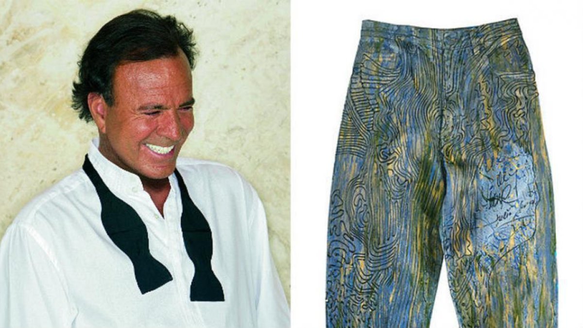 Estos son los vaqueros favoritos de Julio Iglesias que ha 'customizado' el diseñador inglés Johny Dar.-
