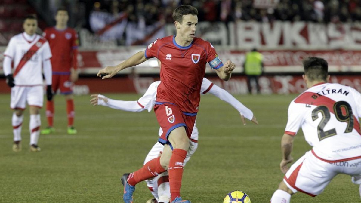Íñigo Pérez en el partido ante el Rayo Vallecano en Los Pajaritos.-Luis Ángel Tejedor