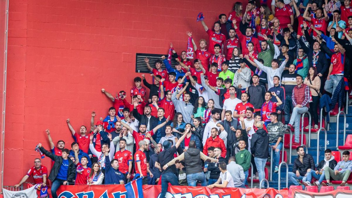 <p>El estadio practicamente lleno, los jurados de San Juan haciendo el saque de honor, charangas, una afición entregada, todas las categorias inferiores del club siendo homenajeadas al descanso y hasta la visita de jugadores míticos como Julio Álvarez, <strong>el ambiente era el propicio para lograr la salvación, <a href=