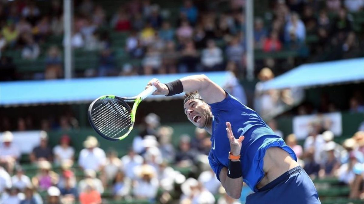 Nadal responde una bola de Gasquet en su reaparición en Kooyong-EFE