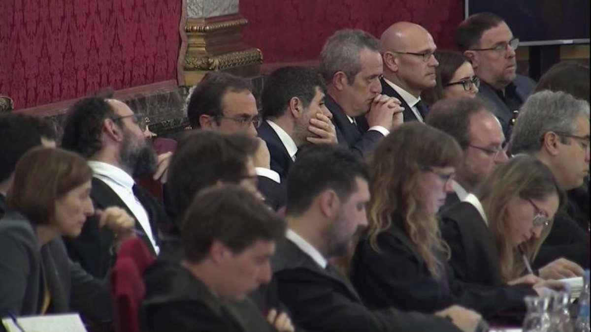 Los acusados con sus abogados en el juicio al procés en el Tribunal Supremo.-EL PERIÓDICO