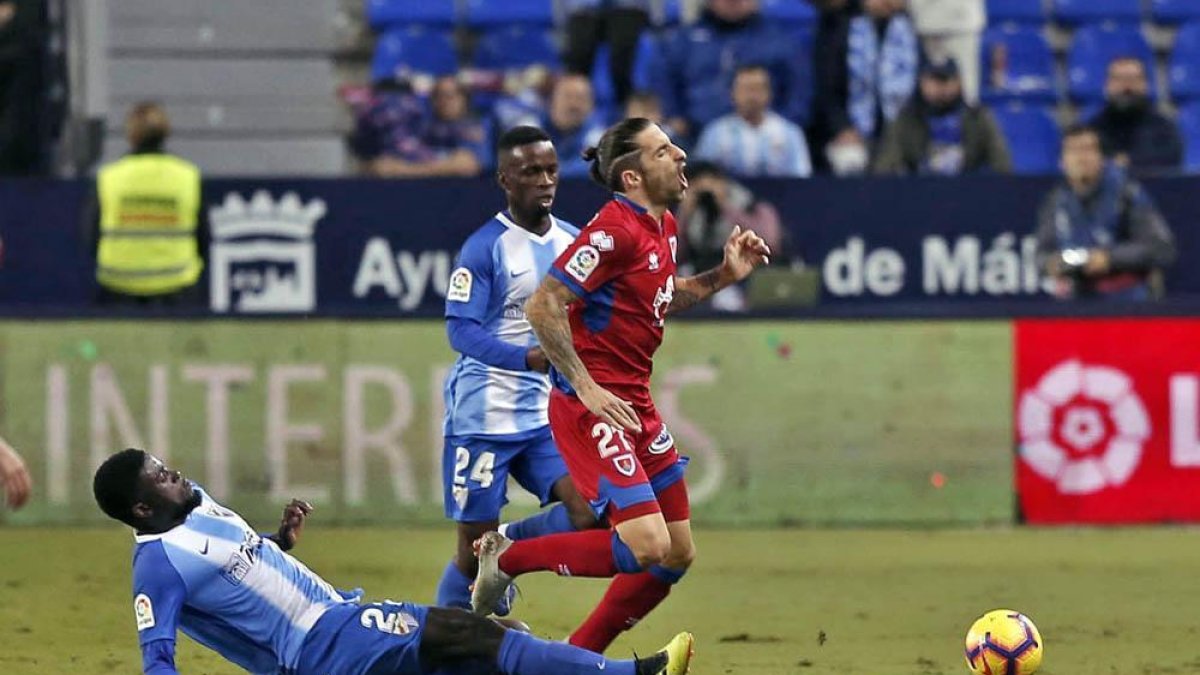 N'Diaye y Koné en un lance del partido con el numantino Marc Mateu.-Área 11