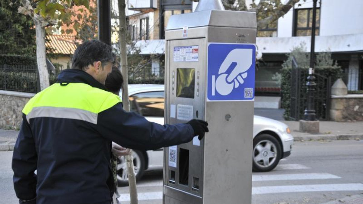 Expendedor de comprobantes de la zona azul en la capital-Valentín Guisande