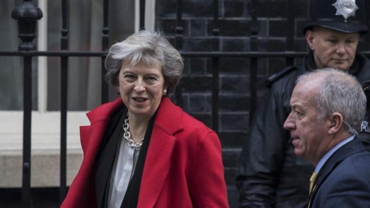 May abandona el número 10 de Downing Street para asistir a una sesión de control en la Cámara de los Comunes, en Londres, el 30 de noviembre.-EFE / WILL OLIVER
