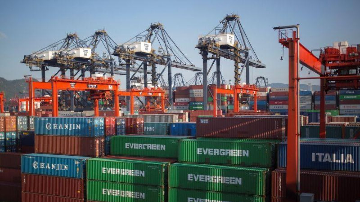 Contenedores apilados en Hong Kong con destino a la exportación.-JEROME FAVRE (EFE)