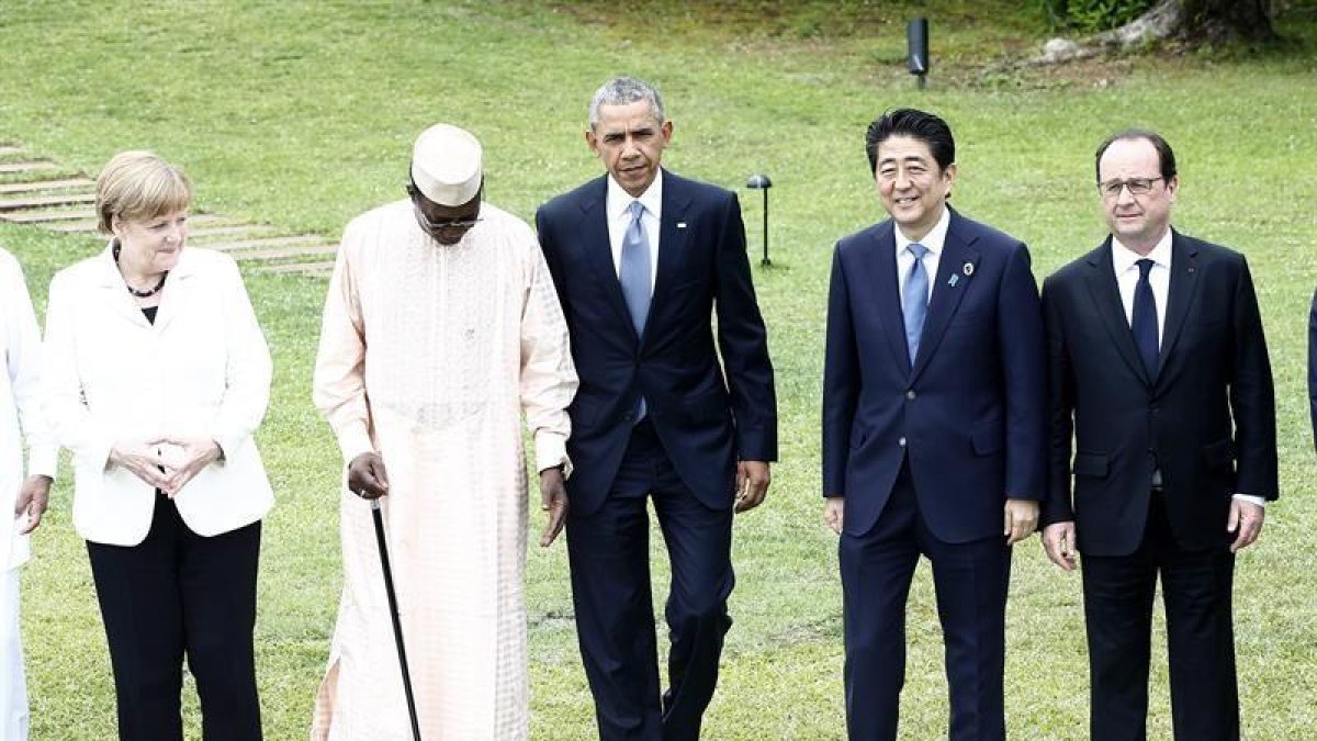 La canciller alemana Ángela Merkel (i), el presidente de Chad Idriss Deby (2i), el presidente estadounidense Barack Obama (c), el primer ministro japonés Shinzo Abe (2d) y el presidente francés Francois Hollande (d).-EFE/JEON HEON-KYUN / POOL