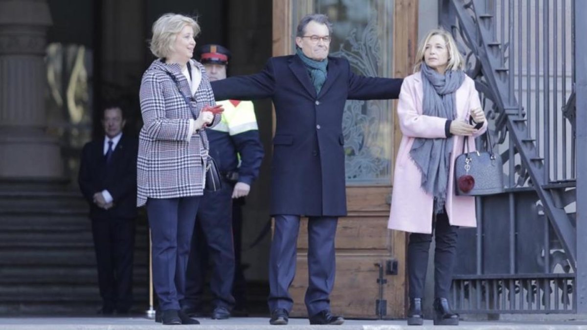 Irene Rigau, Artur Mas y Joan Ortega, a la salida de la Generalitat, antes de dirigirse al Palau de Justícia, el lunes 6.-FERRAN NADEU