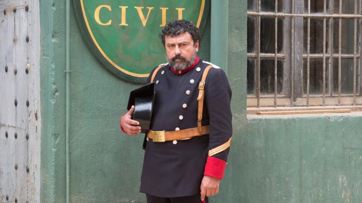 El actor Paco Tous, como guardia civil, en la serie de TVE-1 'Víctor Ros'.-