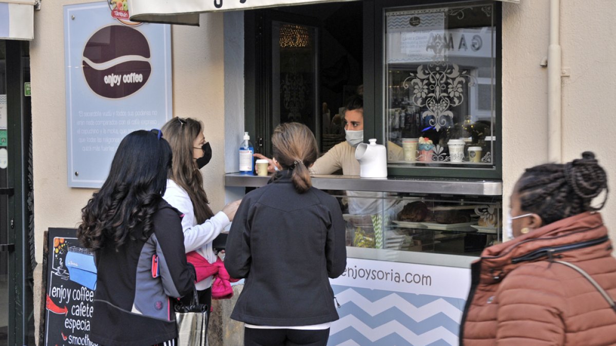 Entrega de cafés para llevar - Valentín Guisande