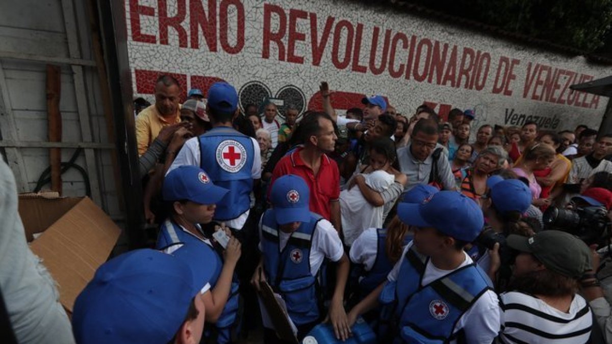 Miembros de la Cruz Roja reparten el primer cargamento de ayuda humanitaria que llegó a Venezuela.-EFE