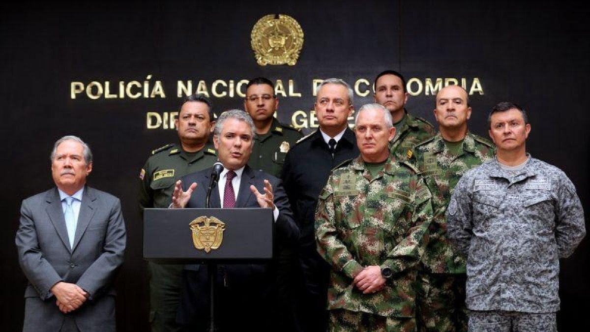 El presidente de Colombia Ivan Duque frente habla al termino de un Consejo de Seguridad acompanado por su ministro de Defensa Guillermo Botero y sus altos mandos militares en Bogota.-LEONARDO MUNOZ (EFE)