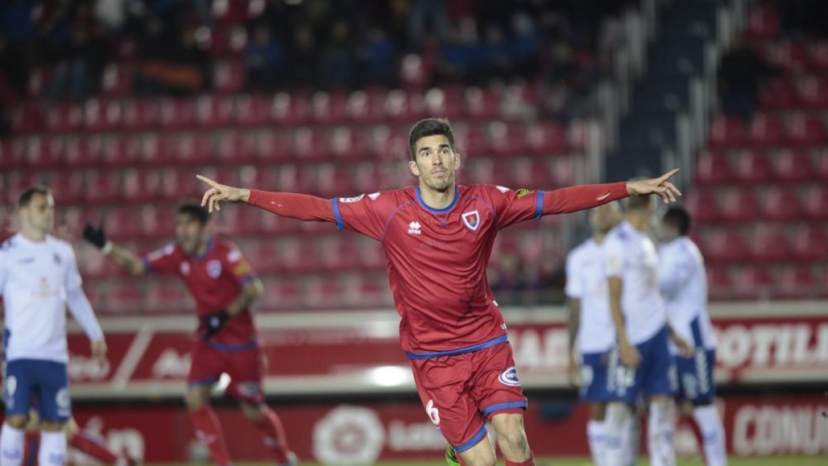 Carlos Gutiérrez celebra un tanto con la camiseta del Numancia.-MARIO TEJEDOR