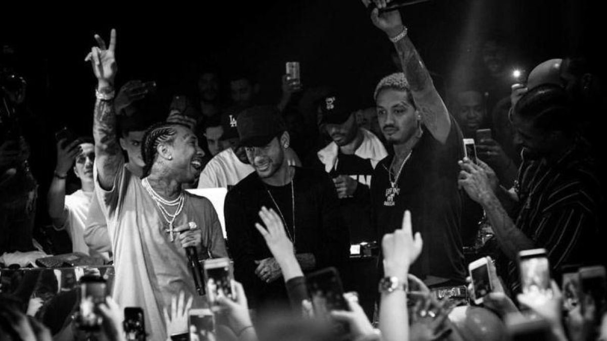 Neymar, en el centro de la imagen junto a dos amigos, en la discoteca Queen de París.-INSTAGRAM