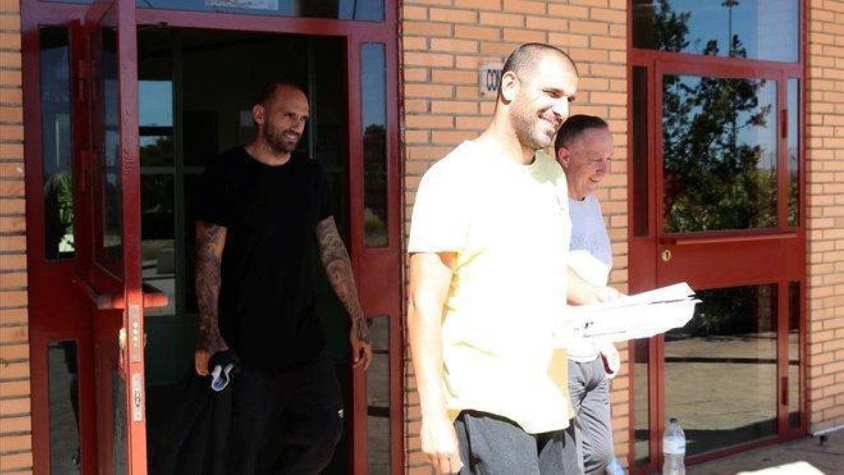 Carlos Aranda y Raúl Bravo abandonan la prision de Zuera.-EFE / JAVIER CEBOLLADA